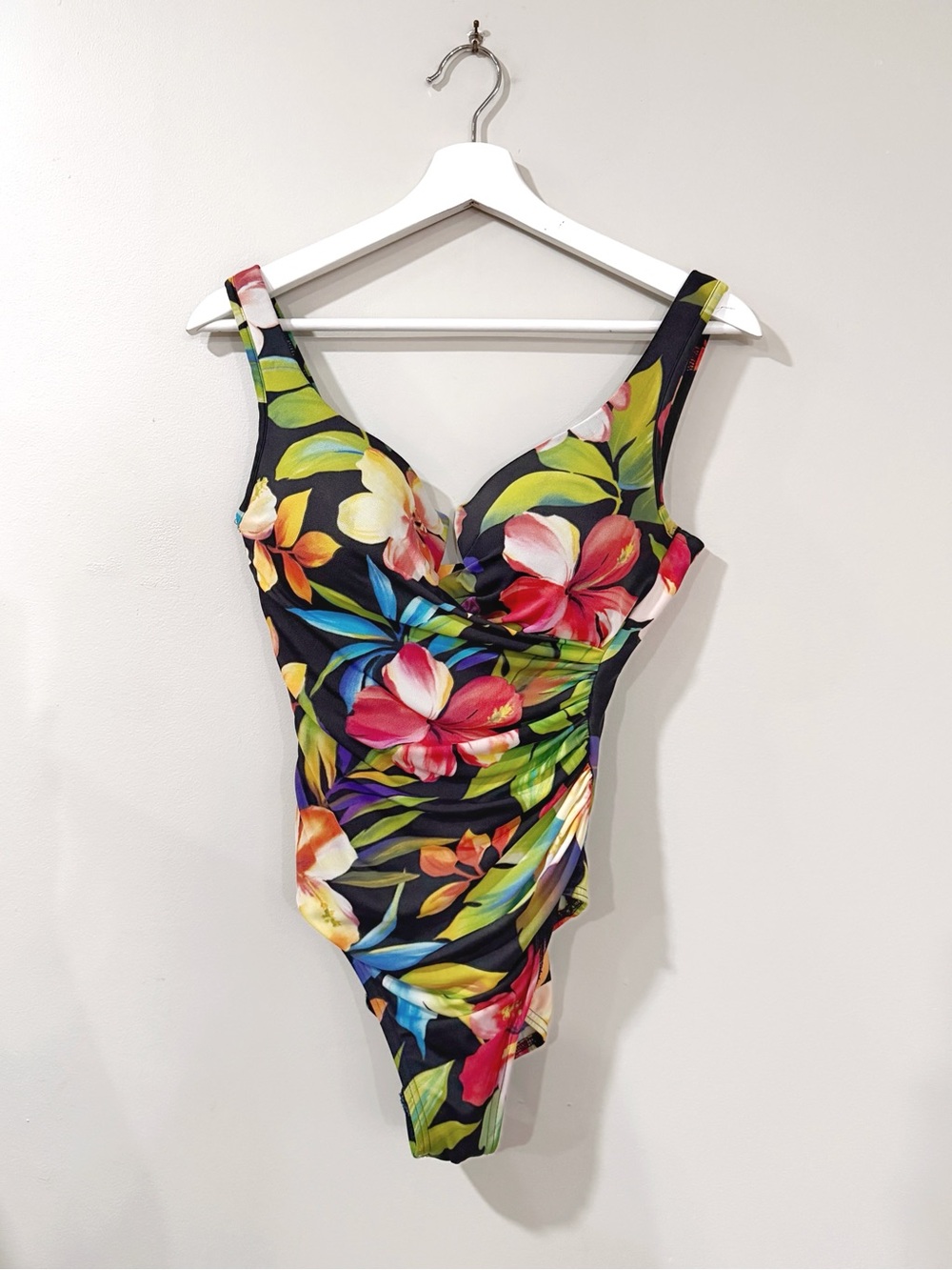 Miraclesuit Women 10 Black Tropical Floral One Piece Swimsuit Ruched Resort